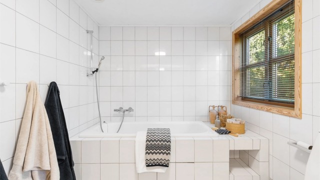 Baderom i første etasje med vegghengt servantinnredning med to servanter og armaturer. Speil med belysning og stikkontakt. Badekar med vegghengt badekararmatur. Gulvstående toalett og bidé.