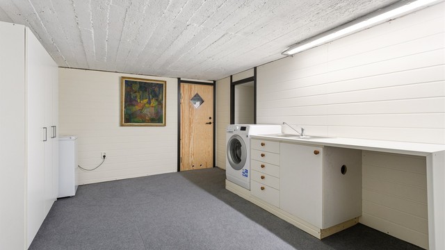Bod i kjeller med plass til oppbevaring. Opplegg for vaskemaskin plassert i bod. Rommet er ikke bygget som våtrom.