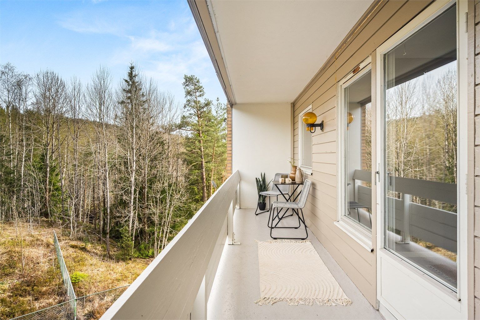 Balkongen på 8 m² har utsikt mot skogholt og fellesområder.