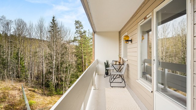 Balkongen på 8 m² har utsikt mot skogholt og fellesområder.