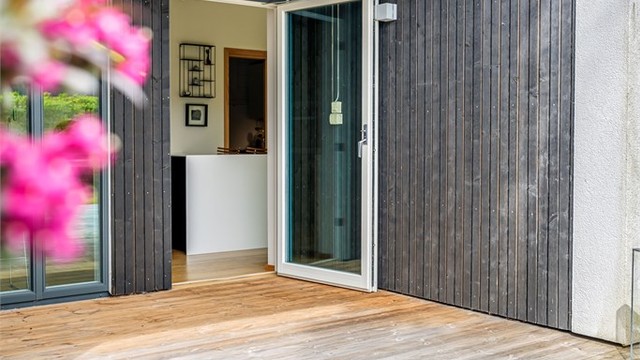 Direkte utgang fra kjøkkenområdet til spiseplass på terrassen gjør det svært enkelt å nyte maten ute