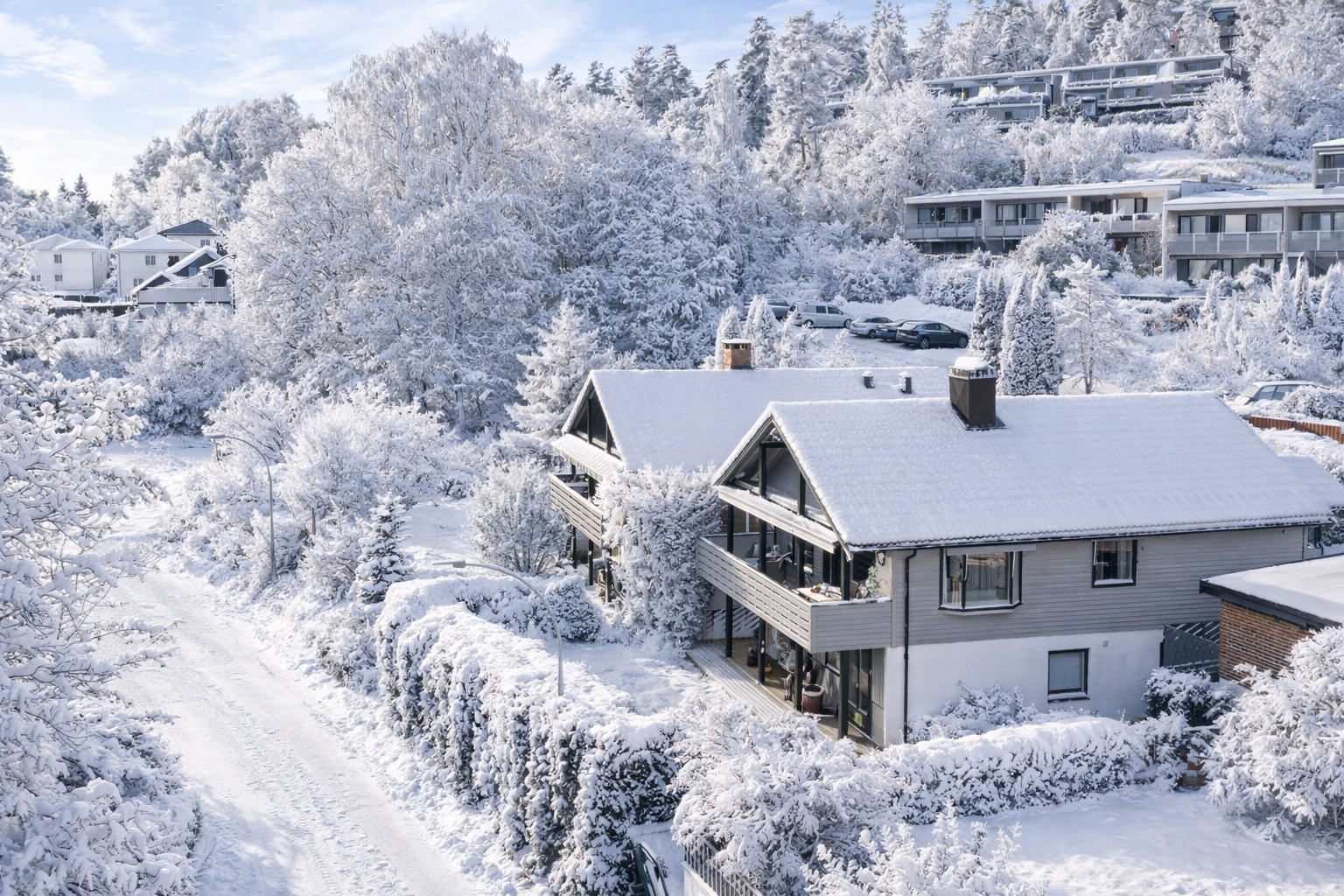 Her bor du i rolige omgivelser med god plass til hele familien. (Bildet er Ai redigert)