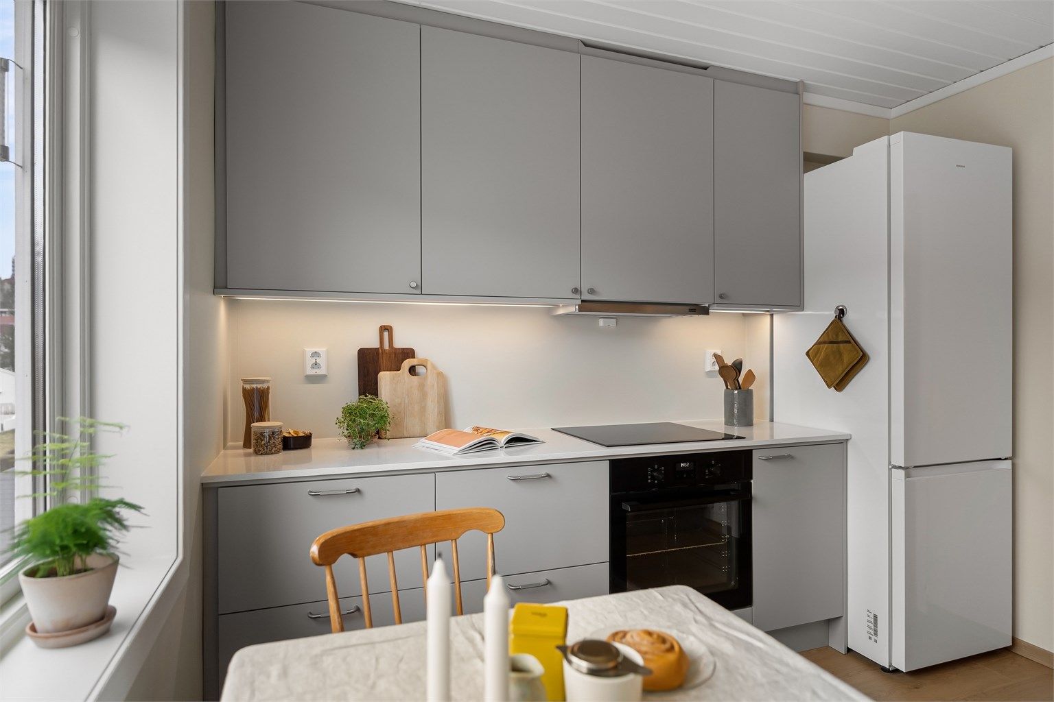  Integrerte hvitevarer som stekeovn, koketopp med ventilator over og oppvaskmaskin samt frittstående kjøleskap