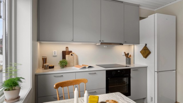 Integrerte hvitevarer som stekeovn, koketopp med ventilator over og oppvaskmaskin samt frittstående kjøleskap