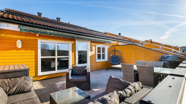 Luftig og usjenert i øverste etasje av Nøkkeland Terrasse ligger denne tre-roms andelsleiligheten.
