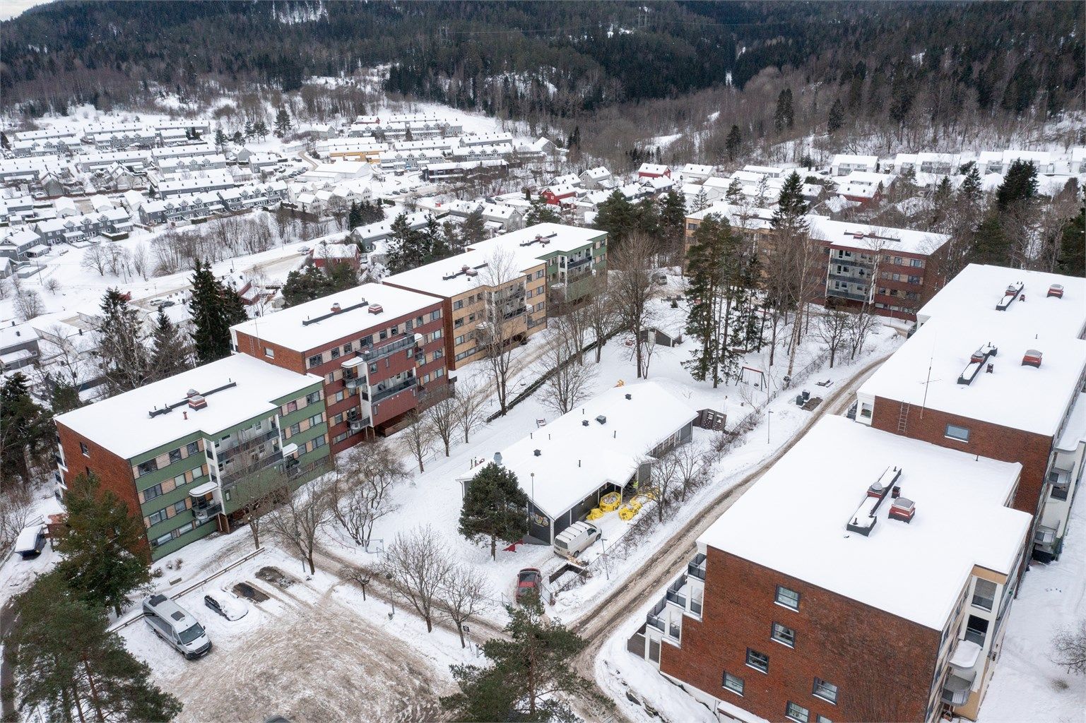 Her får du en kombinasjon mange ser etter, men sjelden finner: grønne utearealer, rolige omgivelser og kort vei til alt som får hverdagen til å fungere smidig.