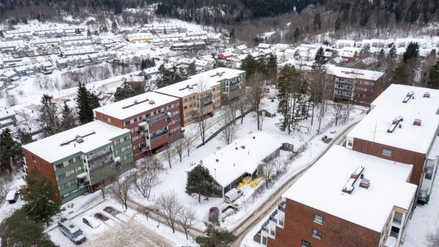 Her får du en kombinasjon mange ser etter, men sjelden finner: grønne utearealer, rolige omgivelser og kort vei til alt som får hverdagen til å fungere smidig.