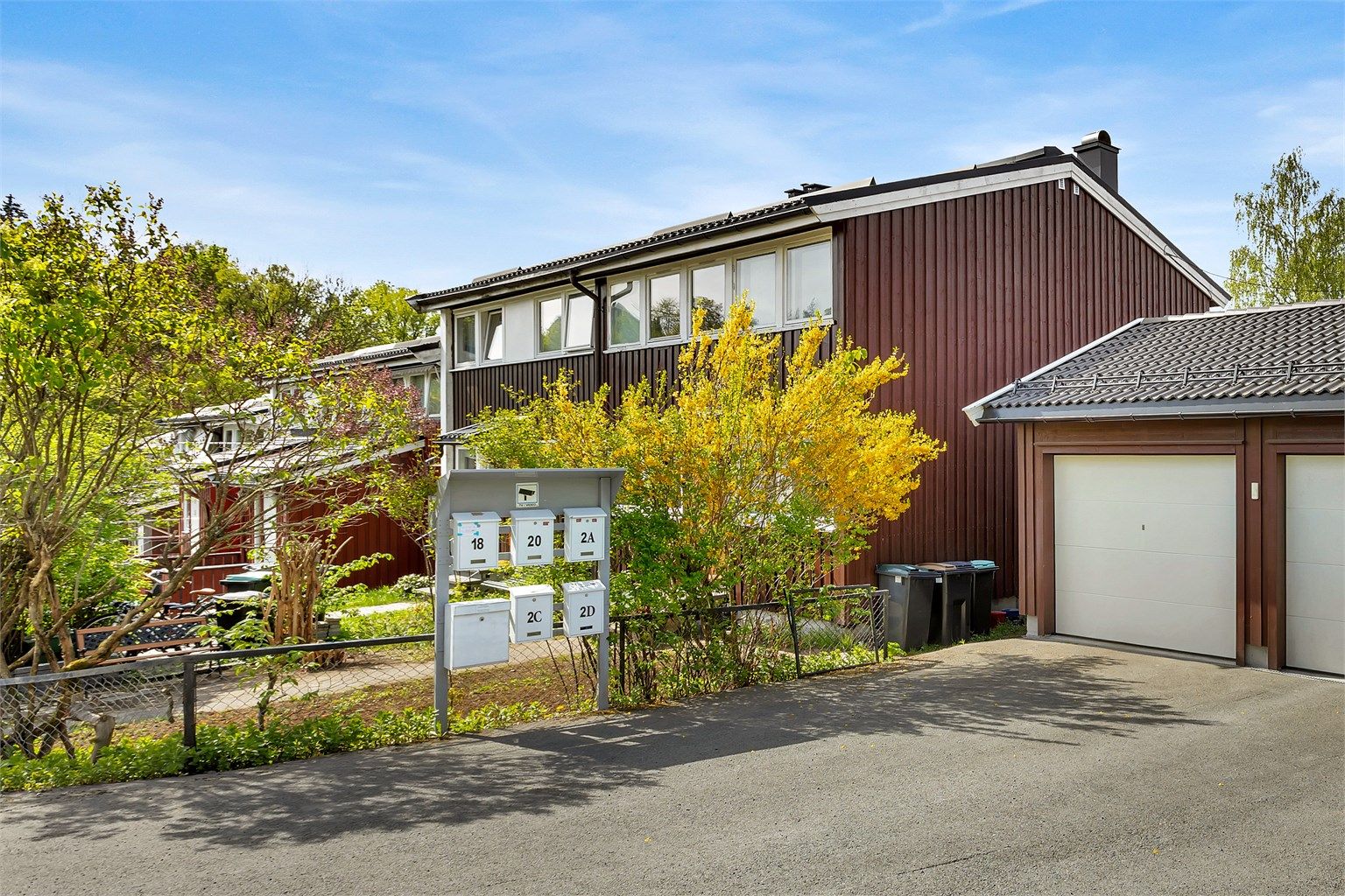 Det medfølger en garasjeplass i felles dobbelgarasje.