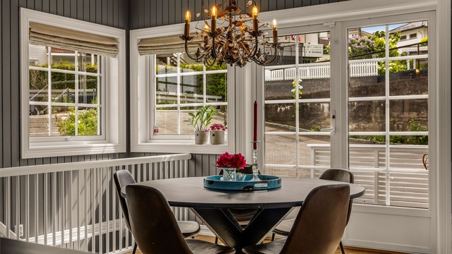 Den åpne planløsningen gir en fin romfølelse og et godt samspill mellom kjøkken og spiseplass. Boligen har solrike terrasser på begge sider av huset.