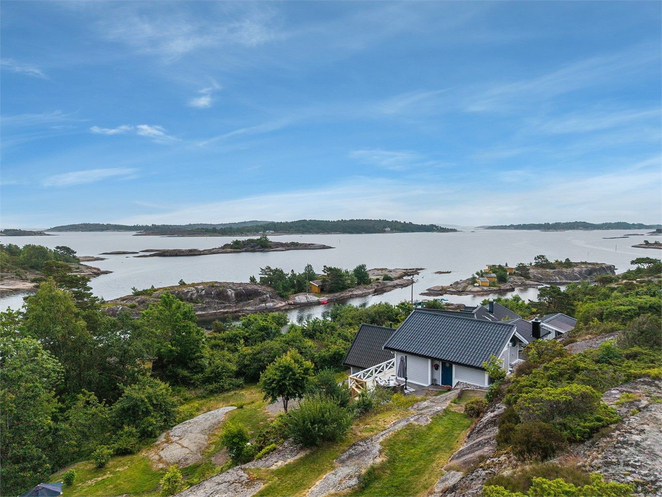 En innholdsrik perle av en fritidseiendom med flott utsikt ver skjærgården ved innløpet til Røssesundet.