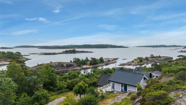 En innholdsrik perle av en fritidseiendom med flott utsikt ver skjærgården ved innløpet til Røssesundet.