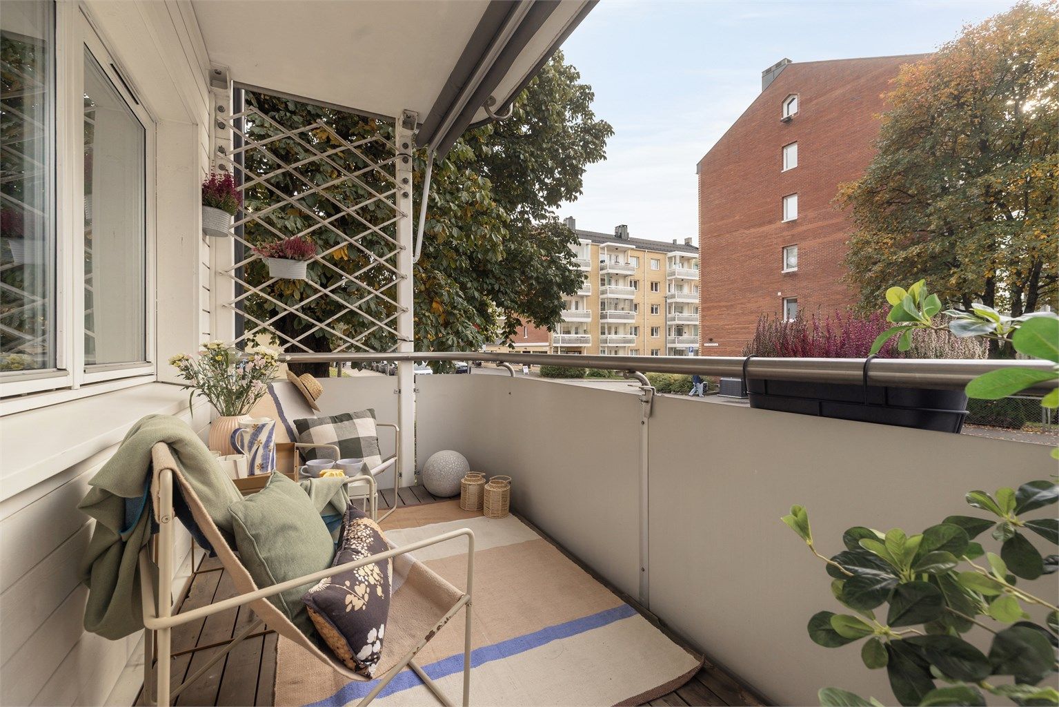 Leiligheten har en solrik balkong på 6 kvm– din private oase med utsikt mot grønne omgivelser.