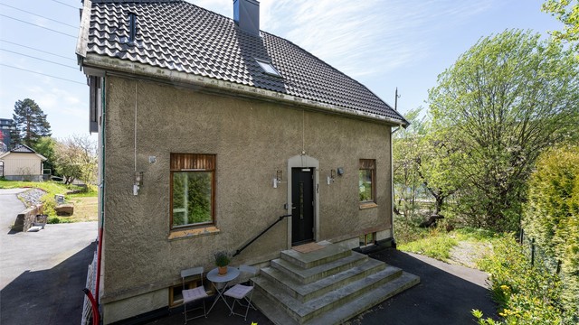 Boligen har behov for modernisering men har utført betydelige oppgraderinger i 2005 og i senere år med trapper, innkjørsel og innramming av tomt mot gaten