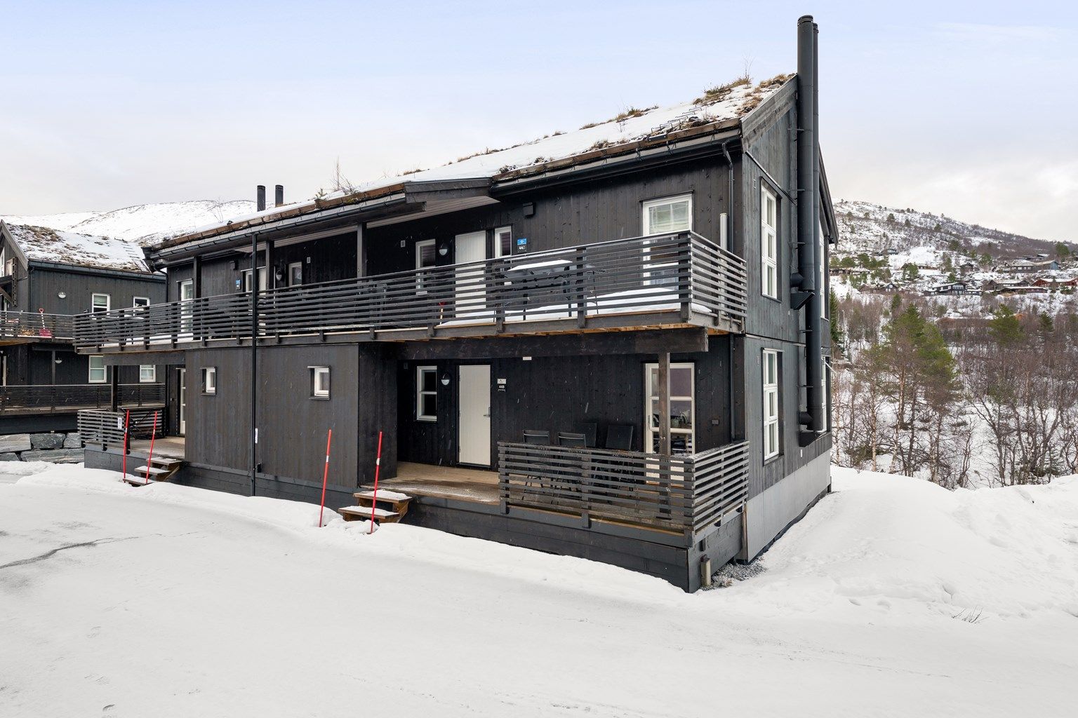 Inngang og terrasse mot syd