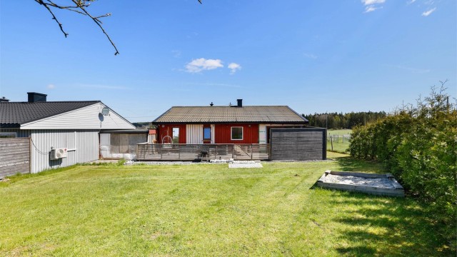 Boligen har alt på én flate og er i senere år vesentlig påkostet med blant annet tilbygg og utskiftninger innvendig.