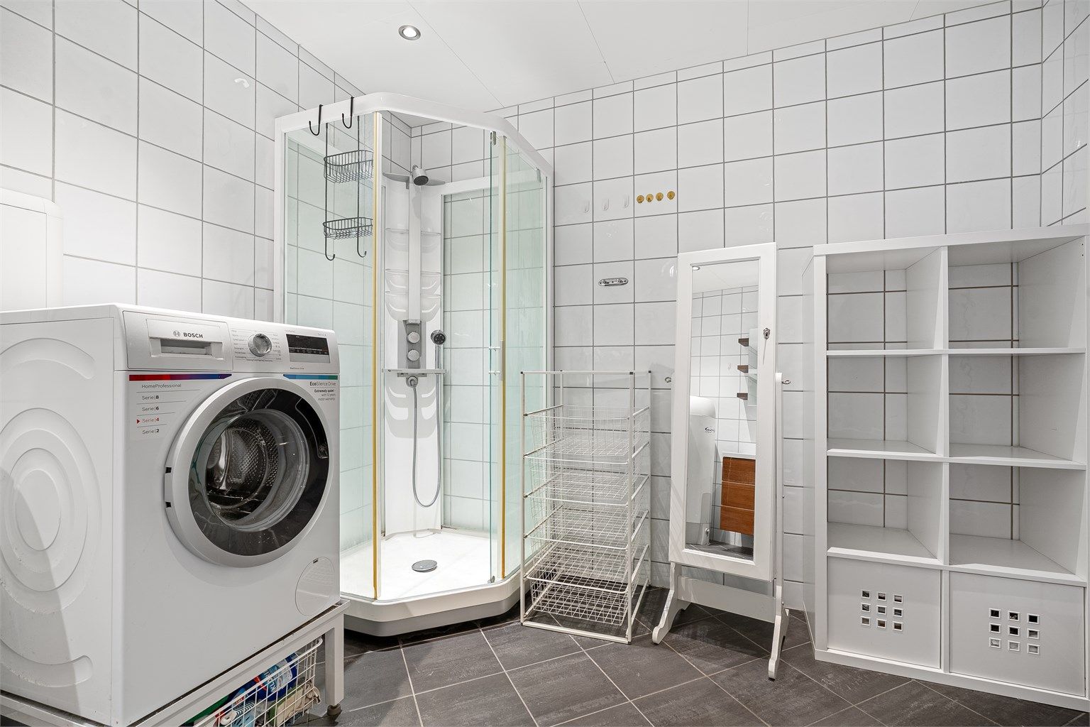 U.etg  (Hybeldel - ikke godkjent)- Badet har dusjkabinett og opplegg for vaskemaskin, også plass til ekstra møblement