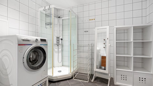 U.etg (Hybeldel - ikke godkjent)- Badet har dusjkabinett og opplegg for vaskemaskin, også plass til ekstra møblement