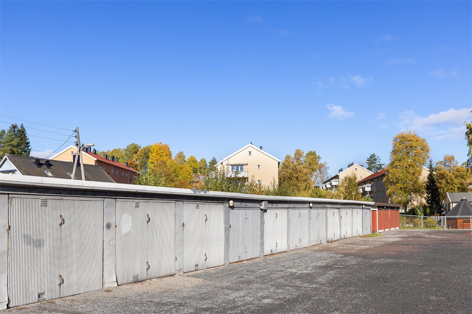 Dagens eier har disponert en garasjeplass nr. 13 i Myrergarasjelag1. Se punkt parkering