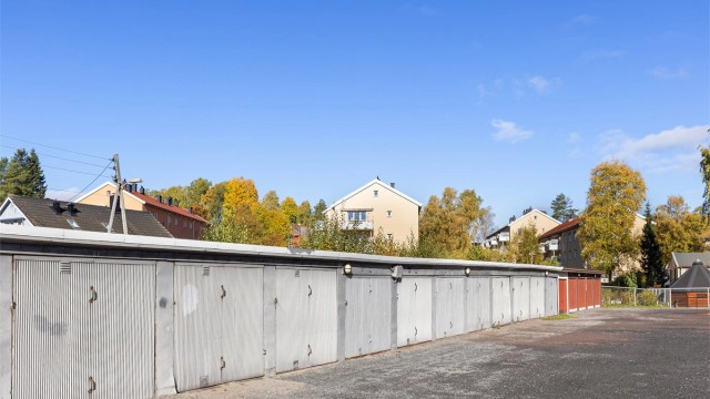 Dagens eier har disponert en garasjeplass nr. 13 i Myrergarasjelag1. Se punkt parkering