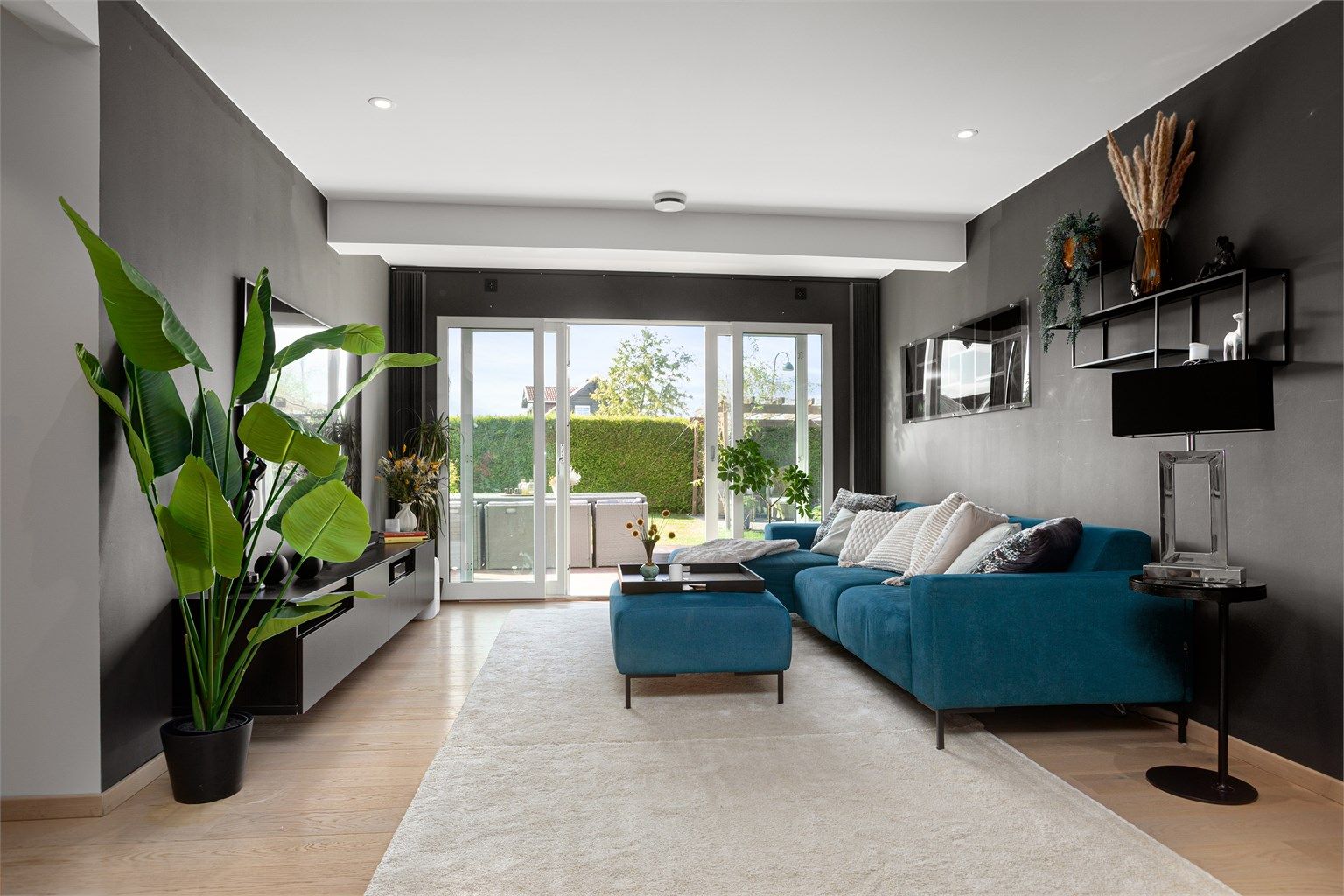 Pen og luftig stue med skyvedør ut til terrasse og hage