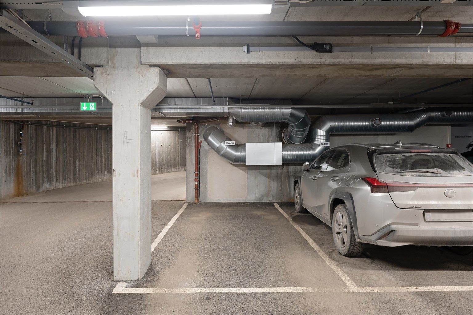Iht. seksjoneringen følger 1 garasjeplass med leiligheten på plan UP 2. Parkeringsplassen er merket nr S-403. Sameiet disponerer 15 gjesteparkeringsplasser