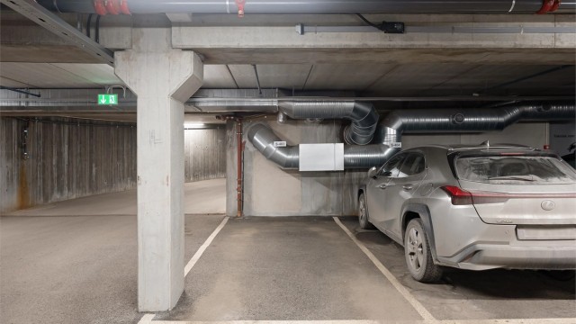 Iht. seksjoneringen følger 1 garasjeplass med leiligheten på plan UP 2. Parkeringsplassen er merket nr S-403. Sameiet disponerer 15 gjesteparkeringsplasser