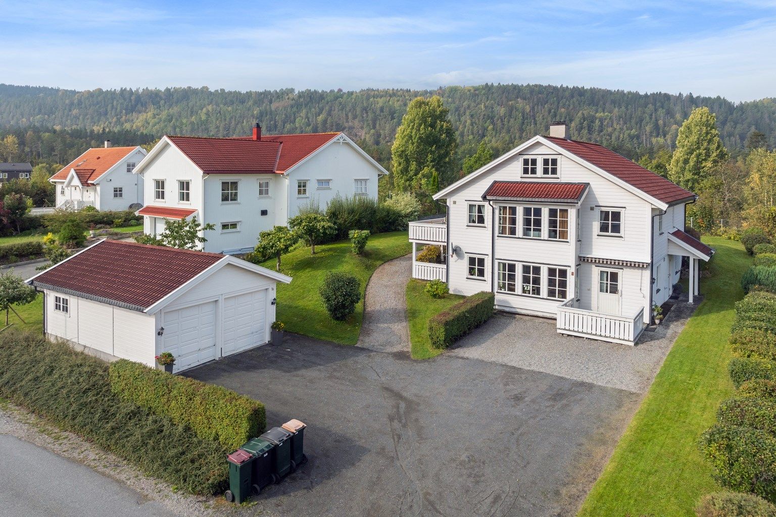 Velkommen til Krystallveien 1B - Enebolig med  dobbel garasje og utleie/hybeldel i u.etg