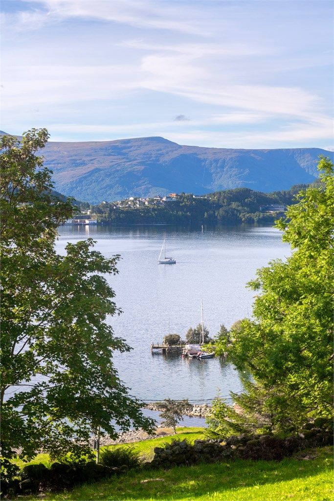 Nærhet til sjøen med idylliske holmer og båtplasser langs fjorden.