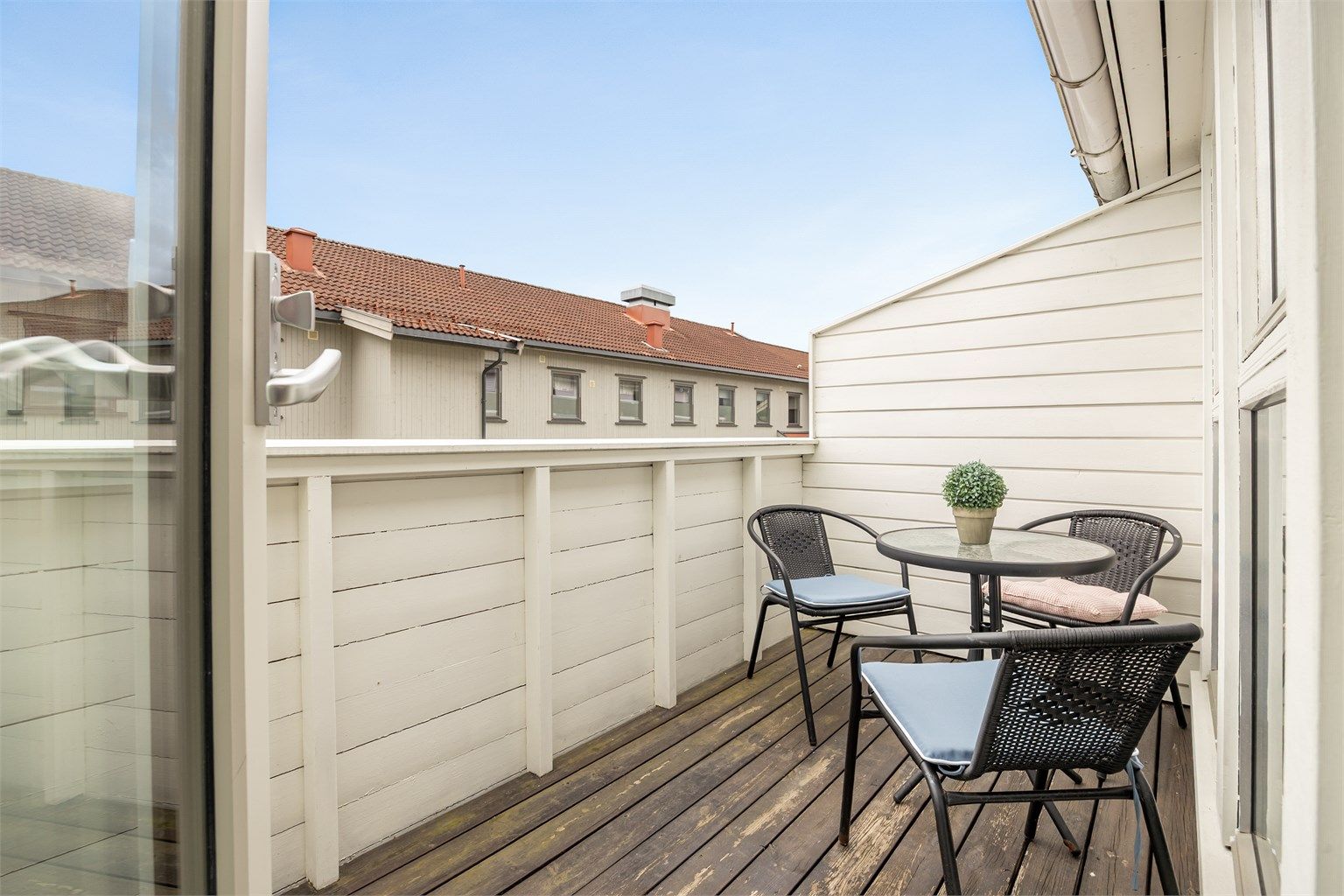 En perfekt plass for morgenkaffen, med utsikt over nærområdet.