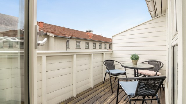 En perfekt plass for morgenkaffen, med utsikt over nærområdet.