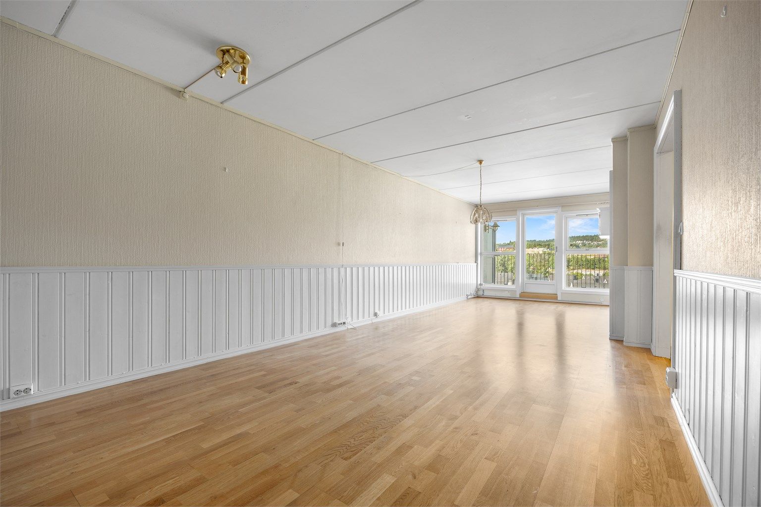 Leilighet i 2. etasje med heis, parkeringsplass i kjeller og arealeffektiv planløsning.
