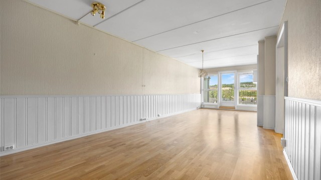 Leilighet i 2. etasje med heis, parkeringsplass i kjeller og arealeffektiv planløsning.
