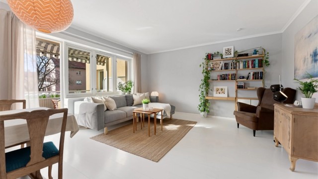Stuen er leilighetens samlingspunkt, med god plass til både sofagruppe og spisebord.