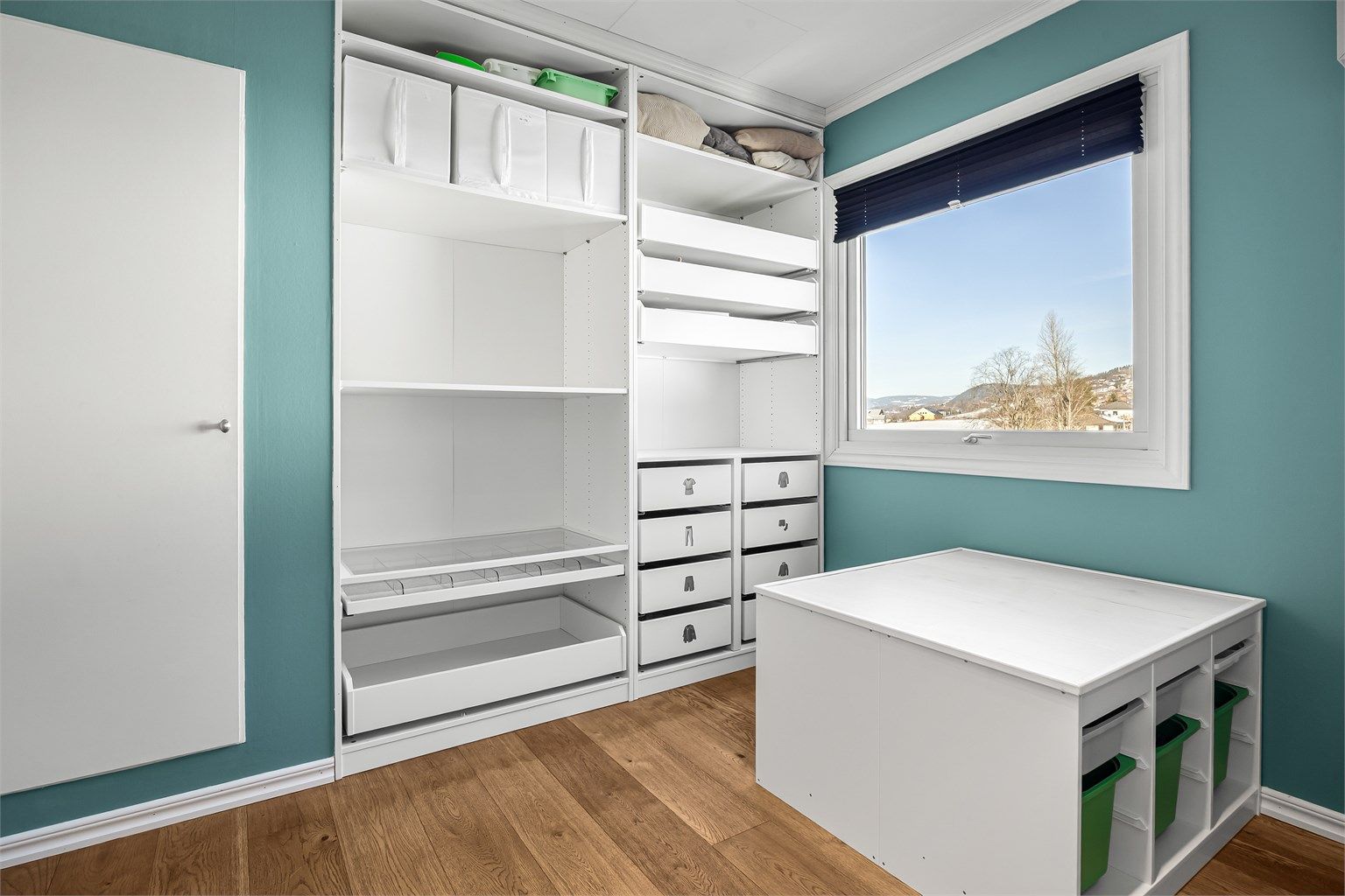 Smarte oppbevaringsløsninger utnytter plassen i rommet optimalt.