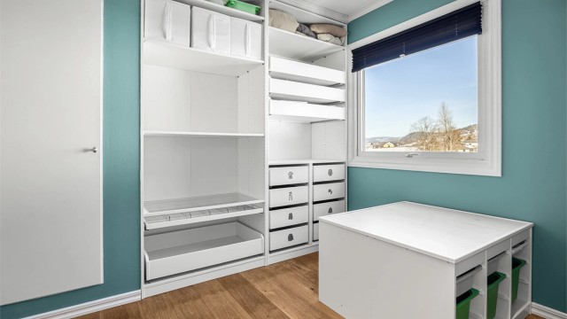 Smarte oppbevaringsløsninger utnytter plassen i rommet optimalt.