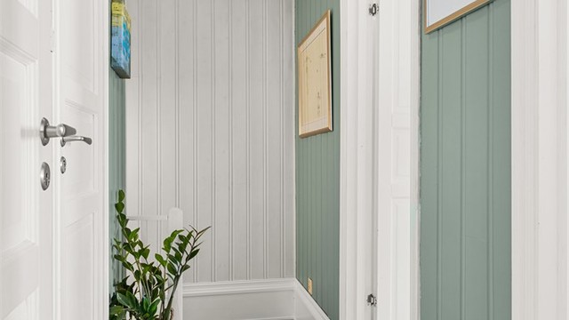 Gangen i andre etasje har tregulv og profilerte dører som leder inn til etasjens tre soverom og bad.