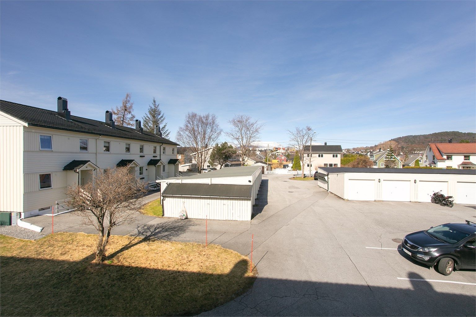 Borettslaget har rikelig med gjesteparkering og fellesarealer.