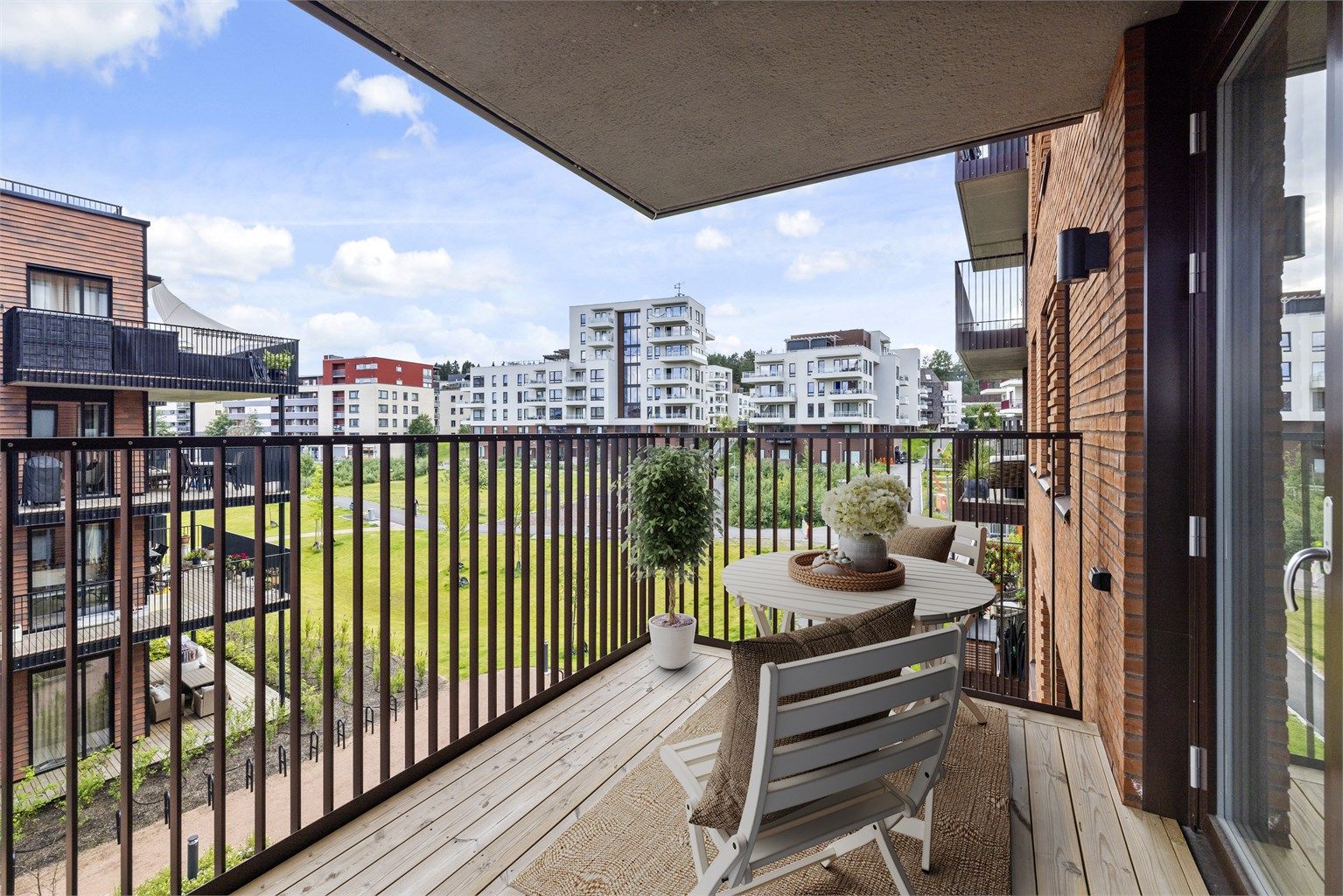 Sydvendt og overbygd balkong på ca. 8 kvm - Fotograf: Marika Mørkestøl