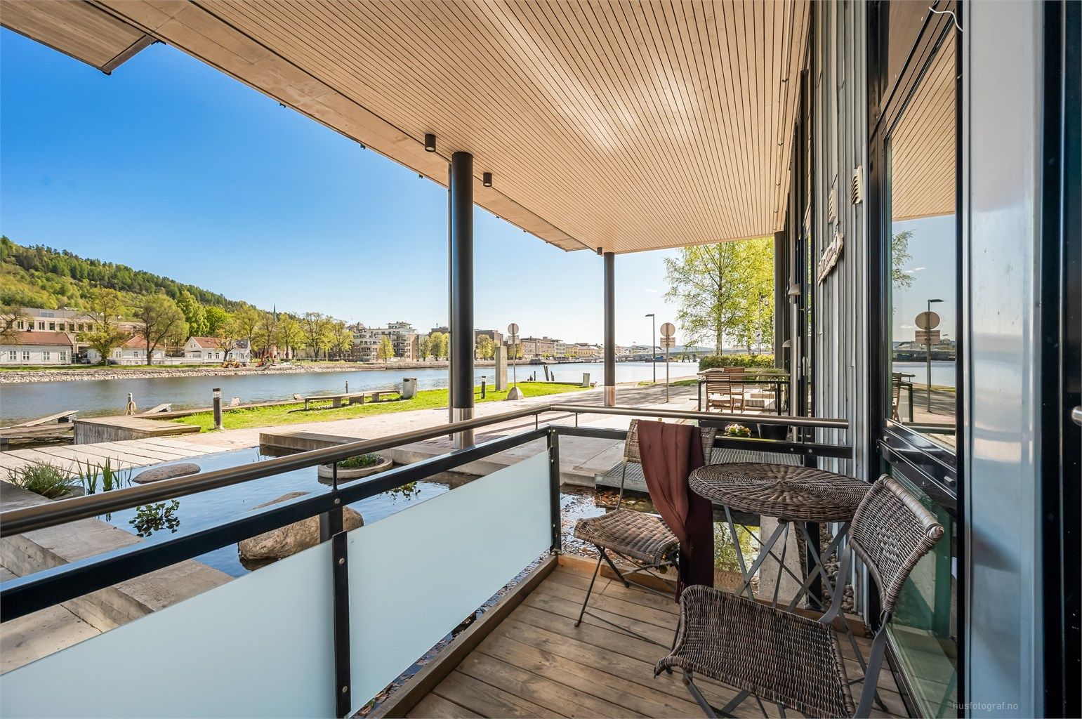 Flott studioleilighet med 2 etasjer i første rekke langs elva. Foto: Haiman Askari/Knipzet AS