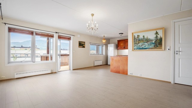 Stuen har en god planløsning med plass til både sofagruppe og spiseplass.