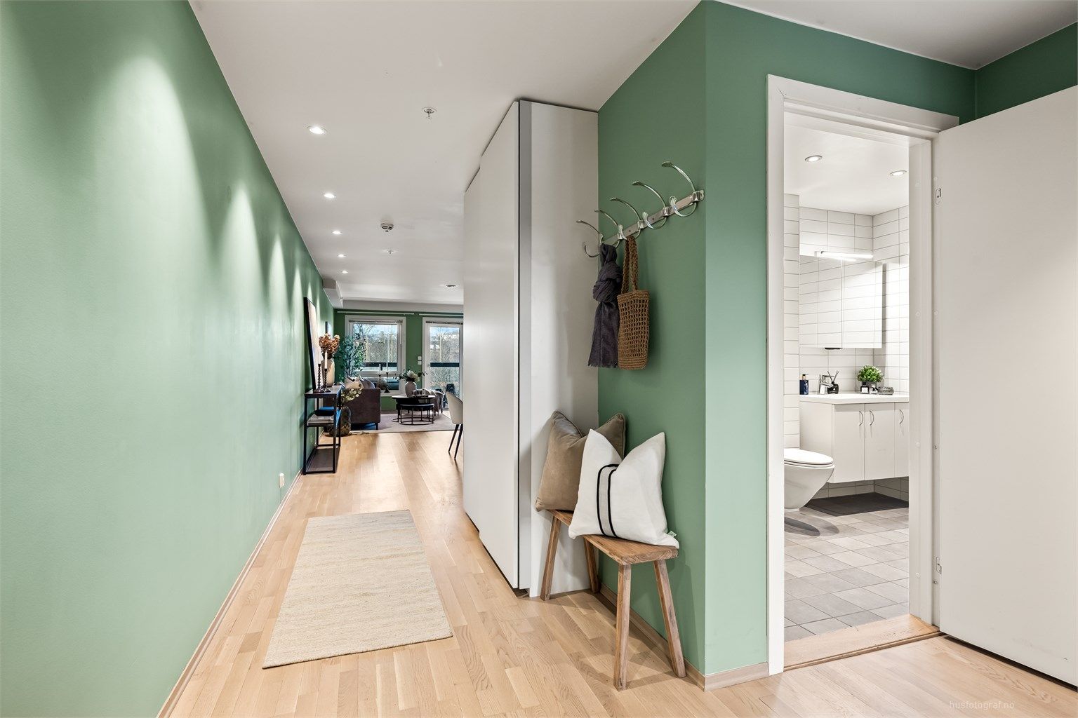 Innbydende entré med direkte tilgang til bad og god plass til oppbevaring.