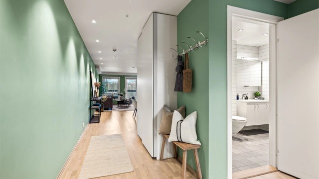 Innbydende entré med direkte tilgang til bad og god plass til oppbevaring.