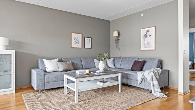 Romslig og naturlig samlingspunkt i boligen.
