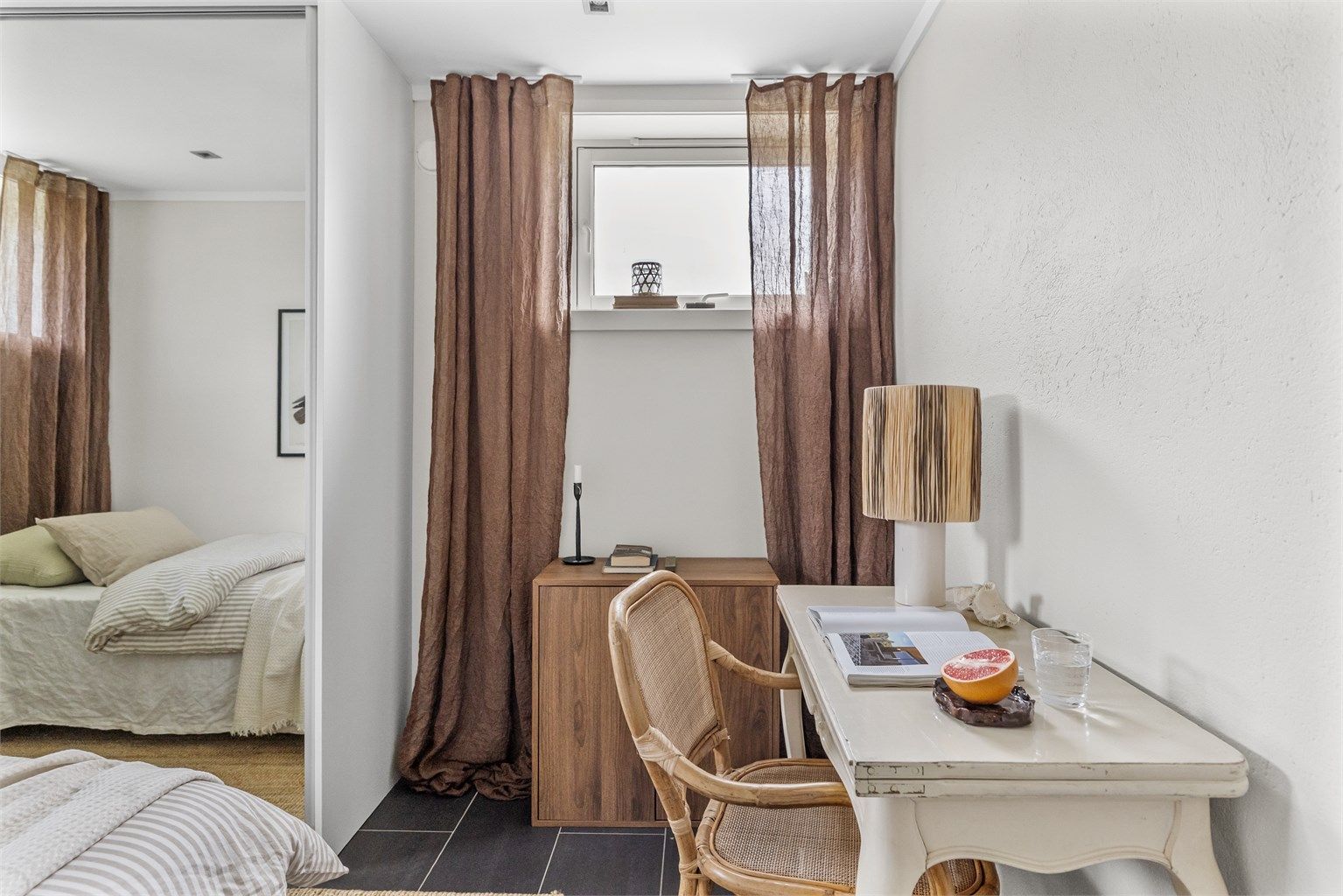 Plassbygd skyvedørsgarderobe er montert