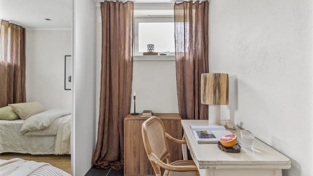 Plassbygd skyvedørsgarderobe er montert