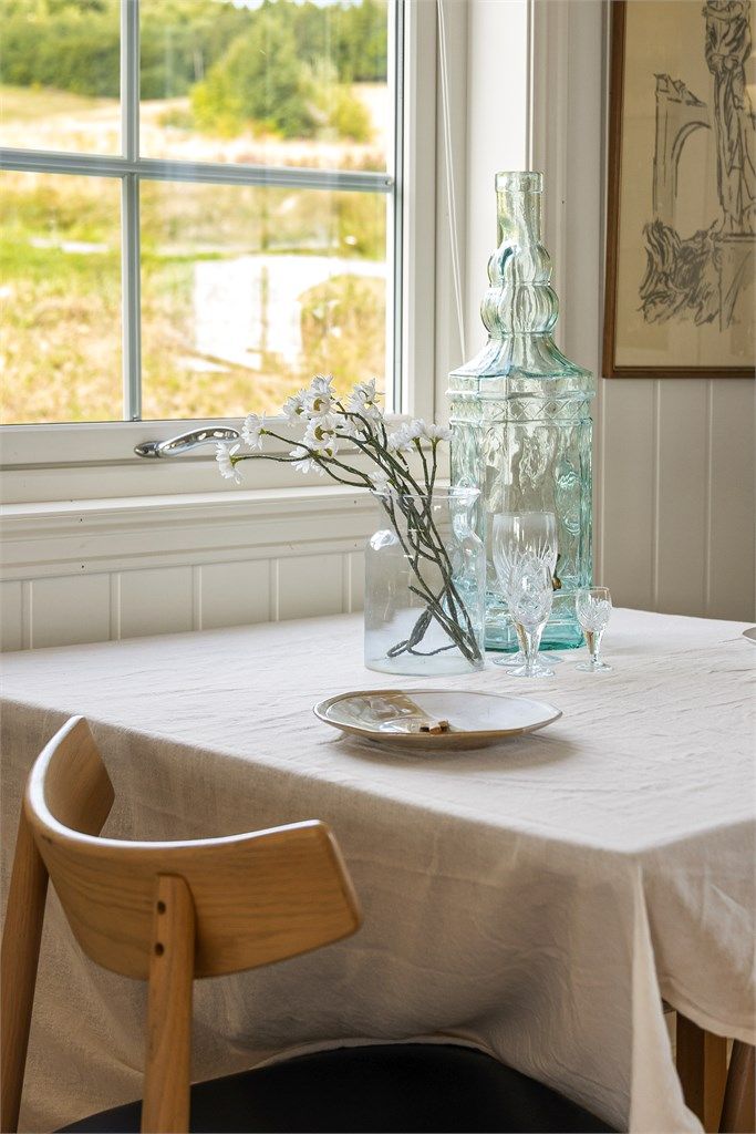 Vinduene rammer inn det grønne landskapet utenfor.