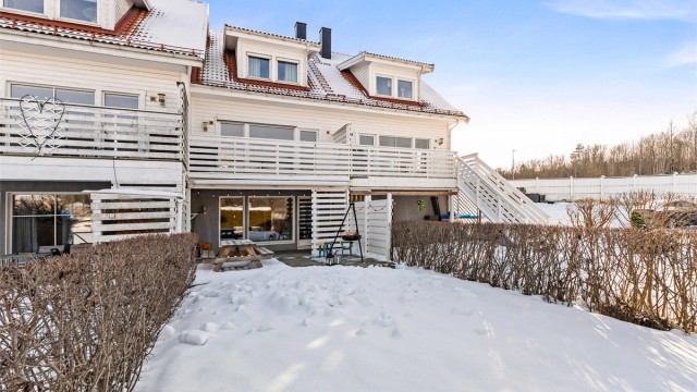 Utgang til markterrasse og hage fra TV-stuen i underetasjen.