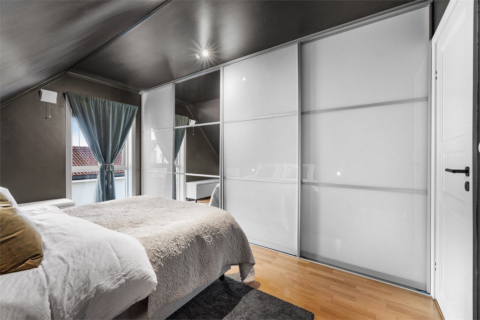 En stor skyvedørsgarderobe gir rikelig med oppbevaringsplass.