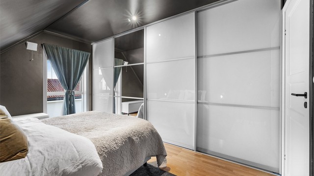 En stor skyvedørsgarderobe gir rikelig med oppbevaringsplass.