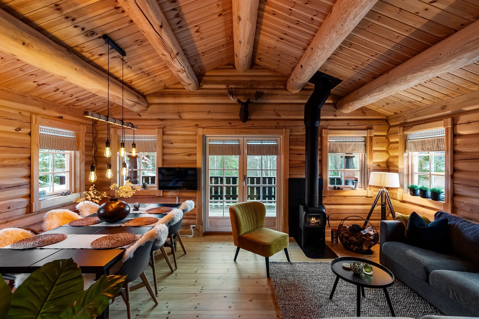 Flott nyere tømmerhytte bygget i 2021